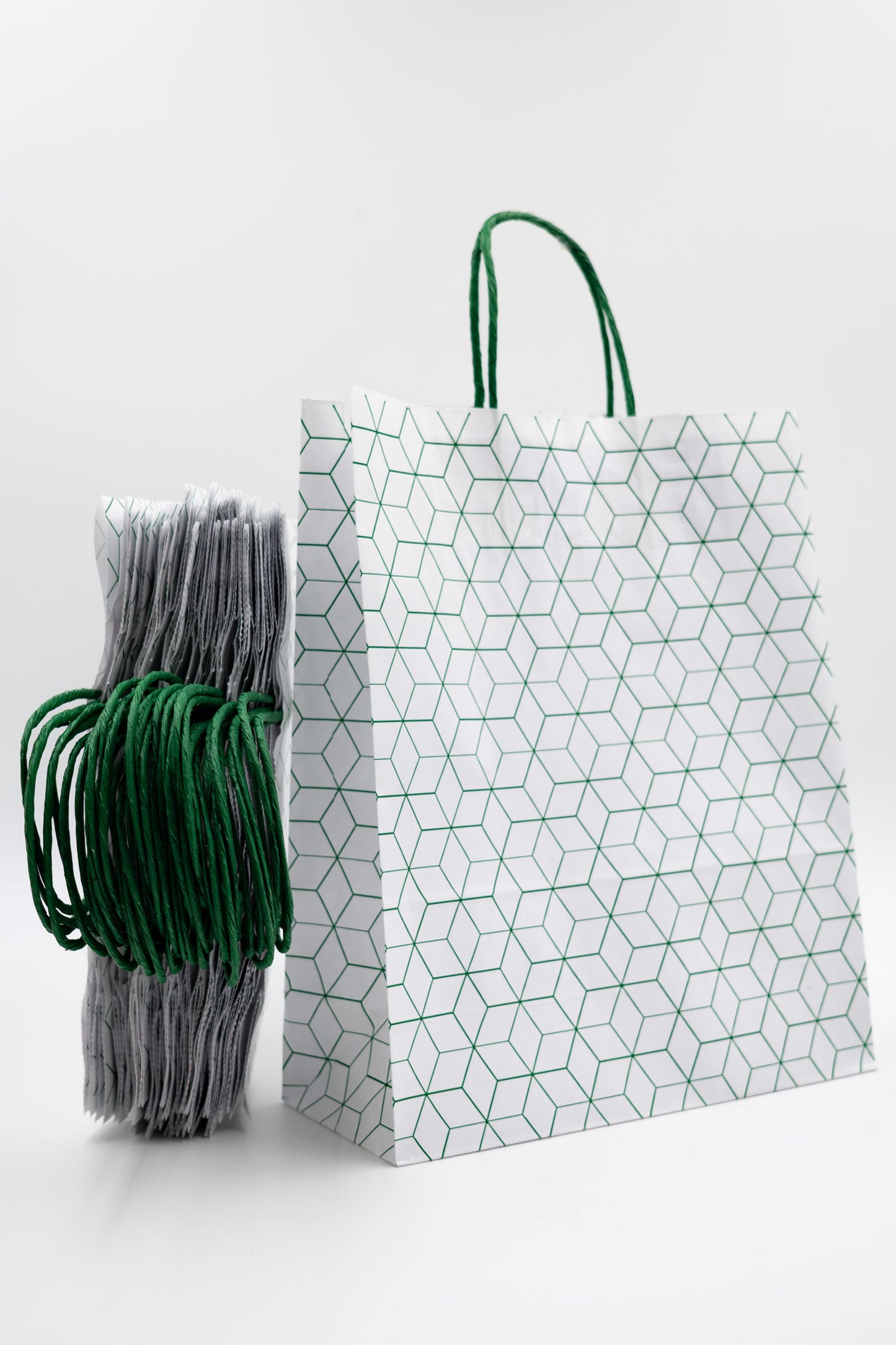 Pack de 25 Bolsas de Papel Kraft Reciclado con Asas Trenzadas y Estampado Geométrico en Verde